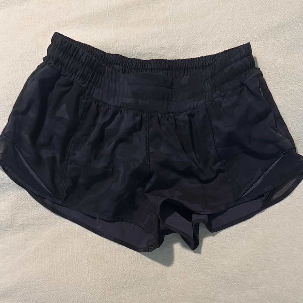 Lululemon Black Camo Women's Hotty Hot 2.5” Shorts
